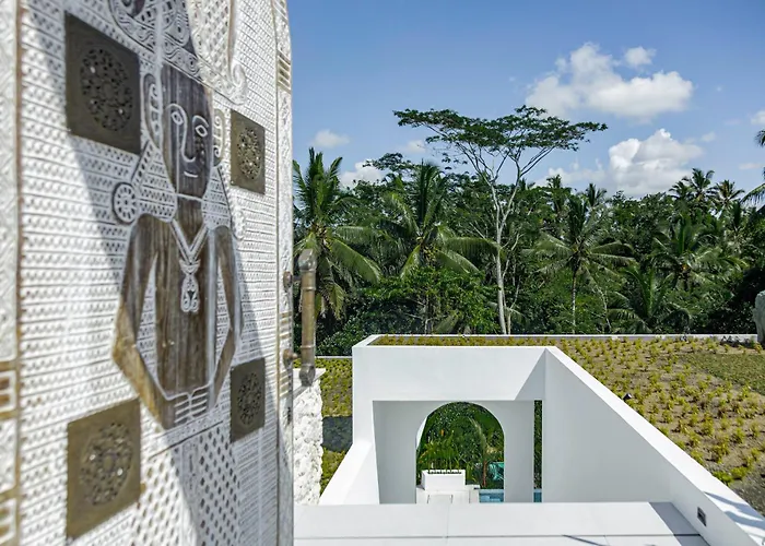 Ultra-luxury 2-bdr Private Retreat Near Villa *